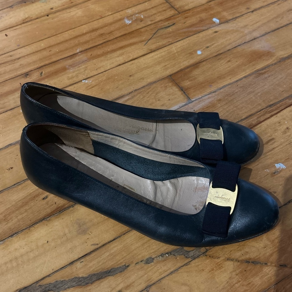 Salvator Ferragamo navy blue‎ vara bow classic old money heels